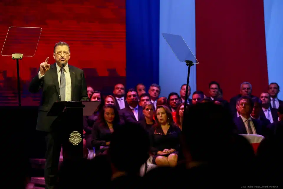 נשיא קוסטה ריקה רודריגו צ'אבס בנאום 100 ימים לנשיאות (צילום: Julieth-Méndez)